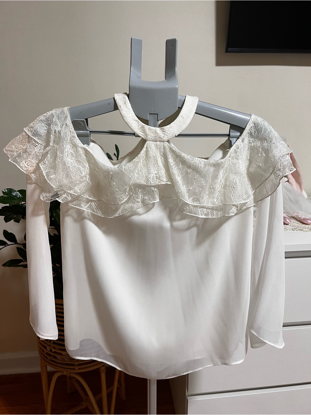 Alice+Olivia White Lace Ruffle Cold Shoulder Blouse| Size S/P